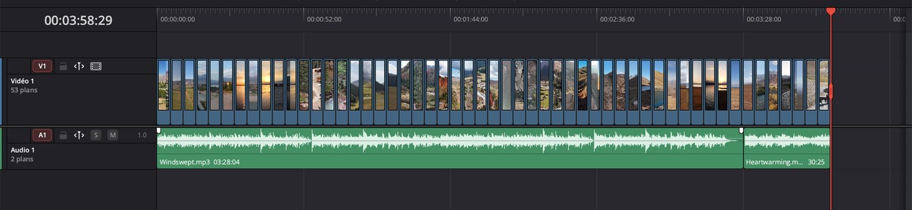 Timeline DaVinci Resolve : 53 plans vidéo sur la piste V1, deux musiques sur la piste A1, durée 3 min 58